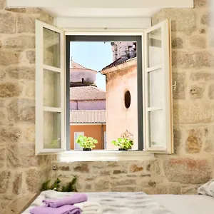 Small Escape Apartament